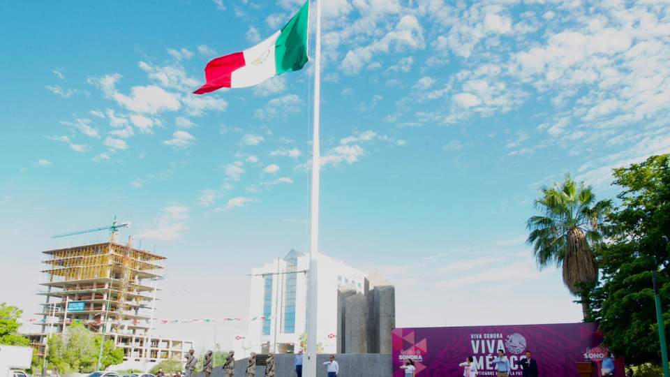 Encabeza secretaria del Trabajo honores a la bandera